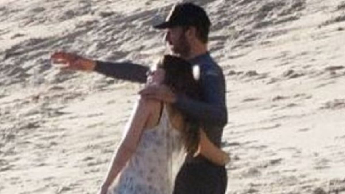 Dakota Johnson y Chris Martin juntos en la playa