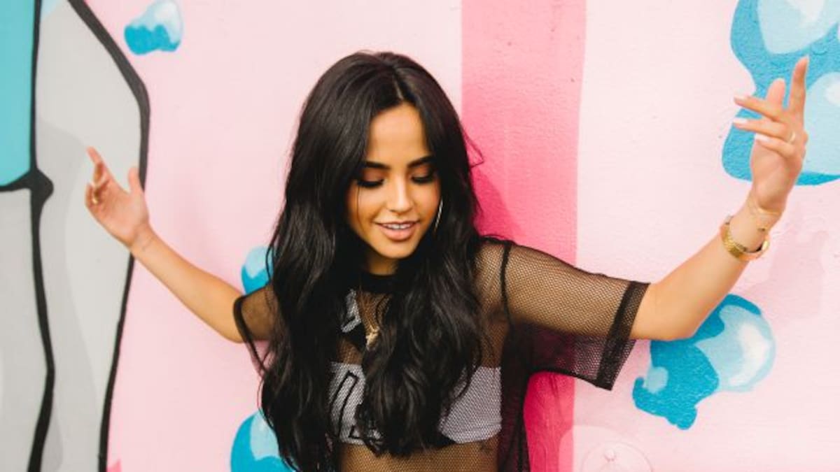 Becky G y Karol G fichan a Mia Khalifa y Angus Cloud (Fez, Euphoria) para el vídeo de ‘MAMIII’