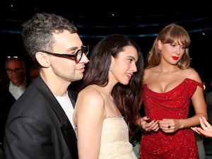 Se acabó una de las parejas favoritas de Taylor Swift: Margaret Qualley y Jack Antonoff se separan tras cinco años juntos | LOS40