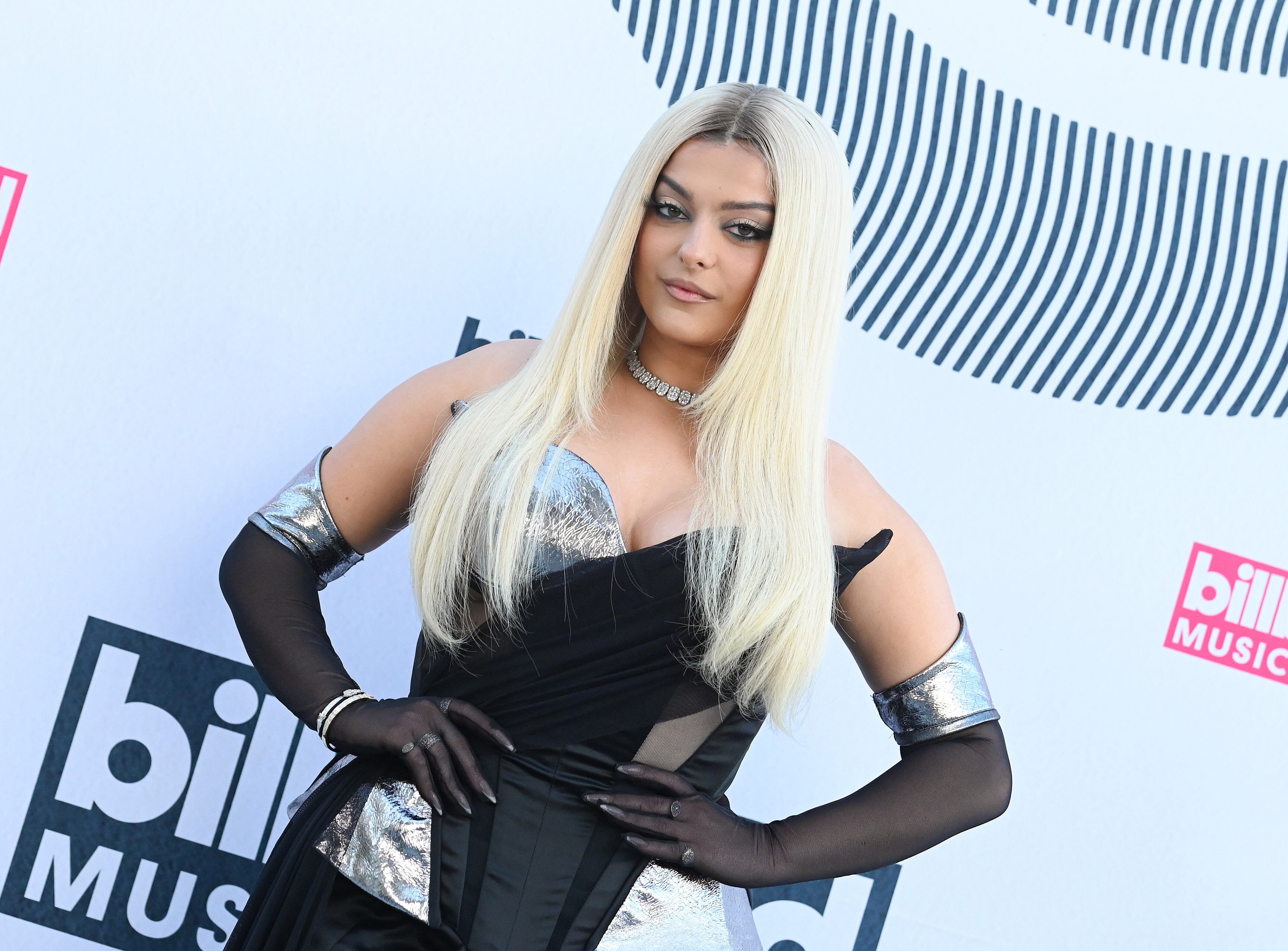 Bebe Rexha, una seductora figura sobre la alfombra delo s Premios Billboard de la Música 2023