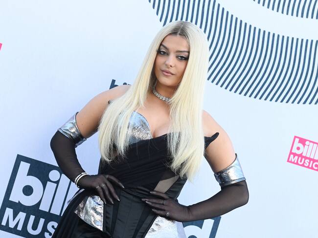 Bebe Rexha, una seductora figura sobre la alfombra delo s Premios Billboard de la Música 2023