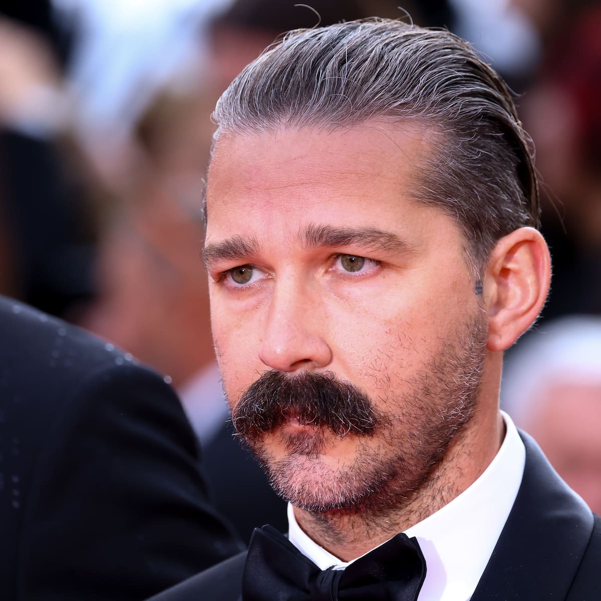 Detienen a Shia Labeouf por "aterrorizar" en los carnavales de Nueva Orleans entre rumores de ruptura con Mia Goth