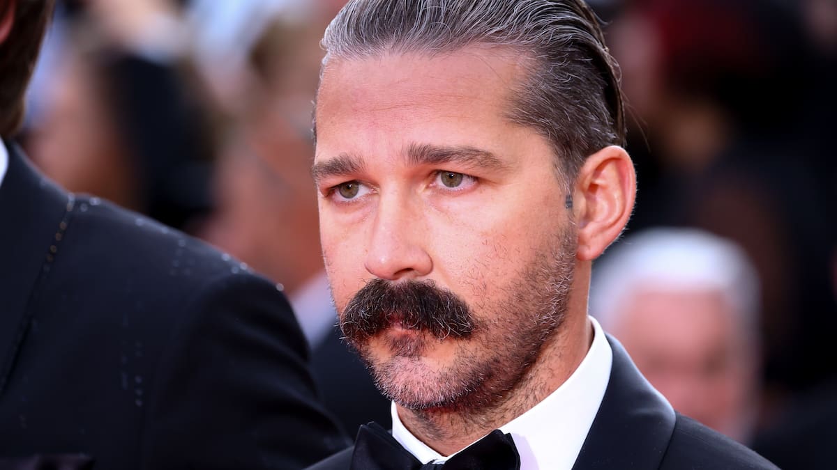 Detienen a Shia Labeouf por "aterrorizar" en los carnavales de Nueva Orleans entre rumores de ruptura con Mia Goth