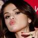Selena Gómez a los besos con una chica