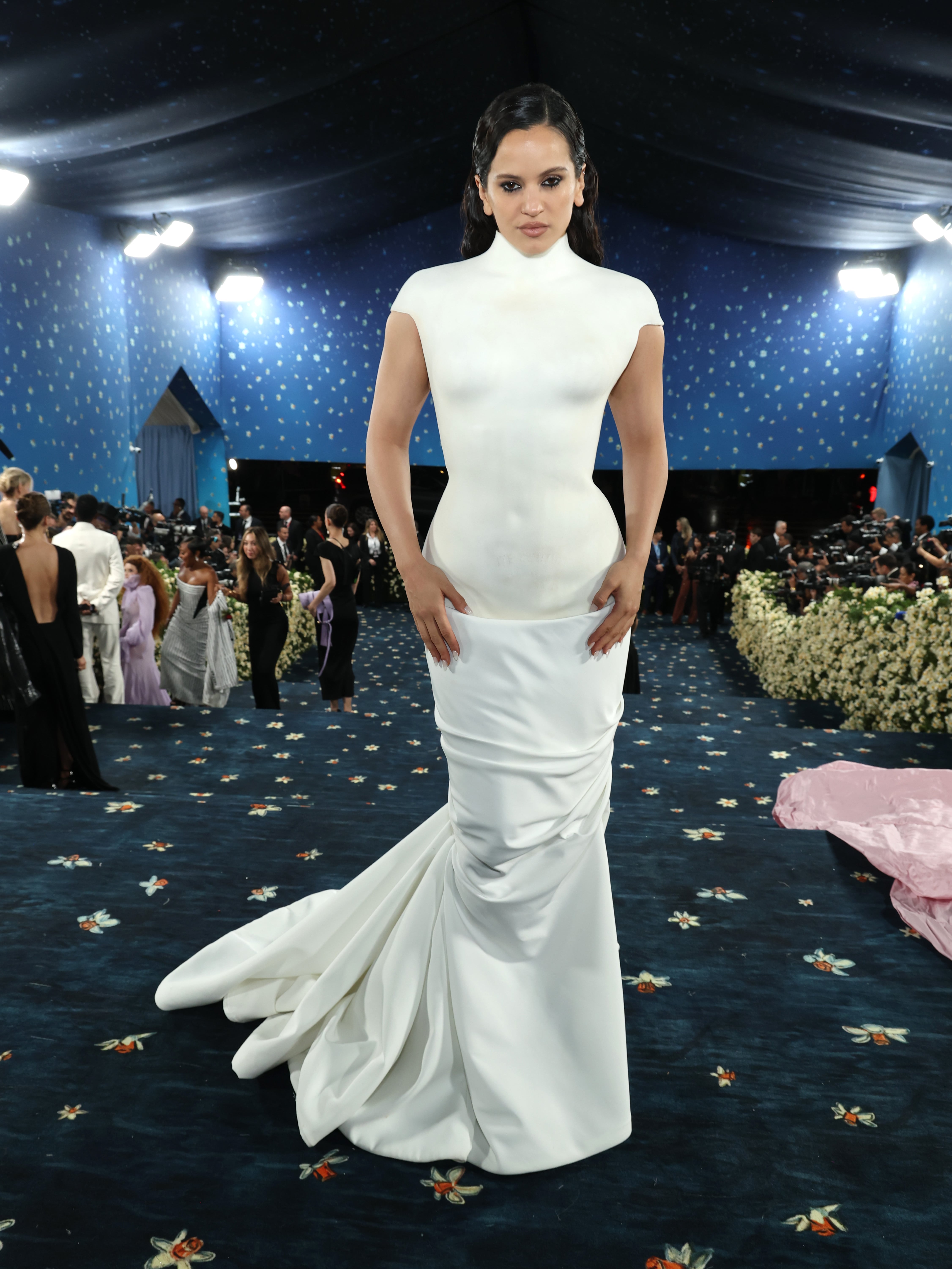 Rosalía, en la MET Gala 2025 con un diseño de Olivier Rousteing