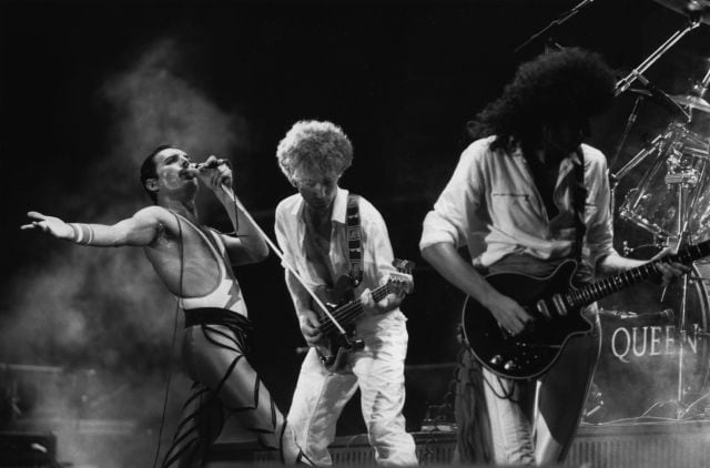 Los miembros de Queen Freddie Mercury, John Deacon y Brian May, durante una actuación en directo.