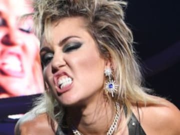 Miley Cyrus para su concierto para reconocer que casi sufre un ataque de pánico