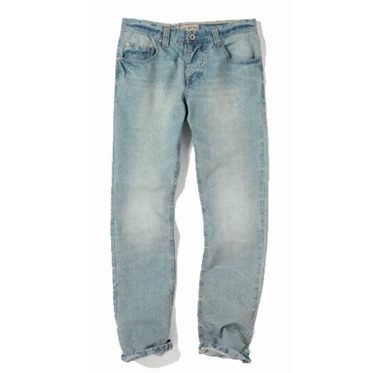 Este año se vuelven a poner de moda los vaqueros anchos y rectos, con efecto desteñido en la zona del muslo. ¿Sexy, verdad?