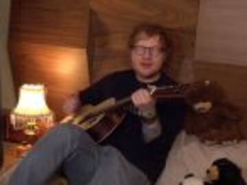 Ed Sheeran apoya a niños con cáncer desde la cama
