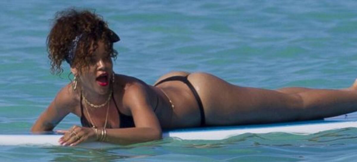 Rihanna disfruta la pileta en bikini!
