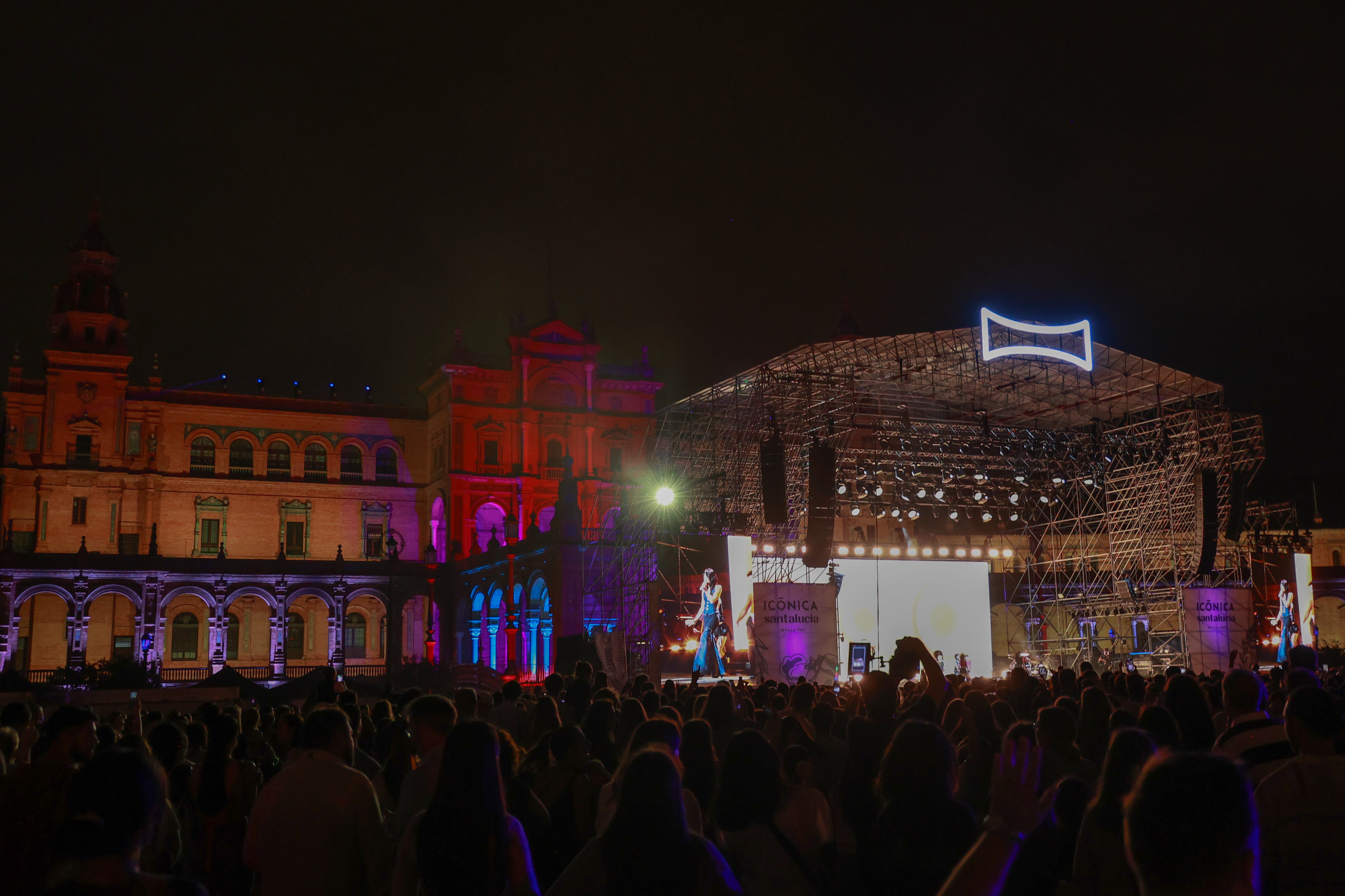 El público se concentró en la Plaza de España de Sevilla para disfrutar del concierto de Aitana. (Photo By Rocio Ruz/Europa Press via Getty Images)