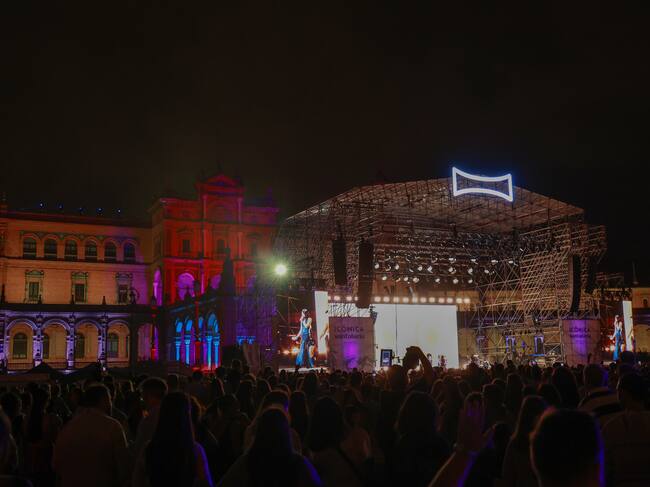 El público se concentró en la Plaza de España de Sevilla para disfrutar del concierto de Aitana. (Photo By Rocio Ruz/Europa Press via Getty Images)