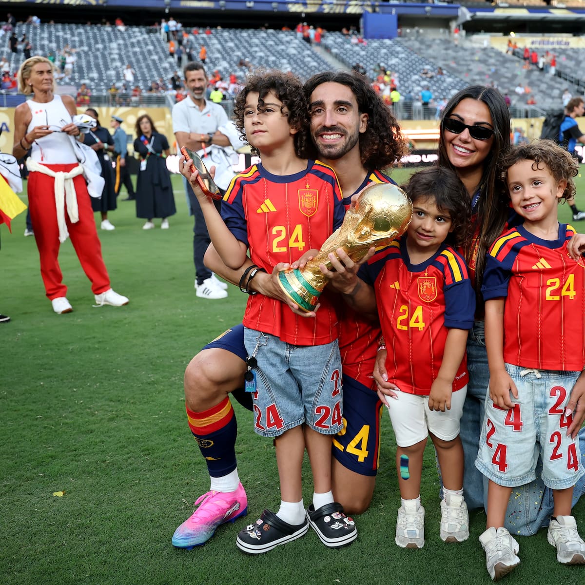 La vida personal de Cucurella: su pareja, hijos, la promesa del Mundial y cómo se ha ganado el corazón de los españoles