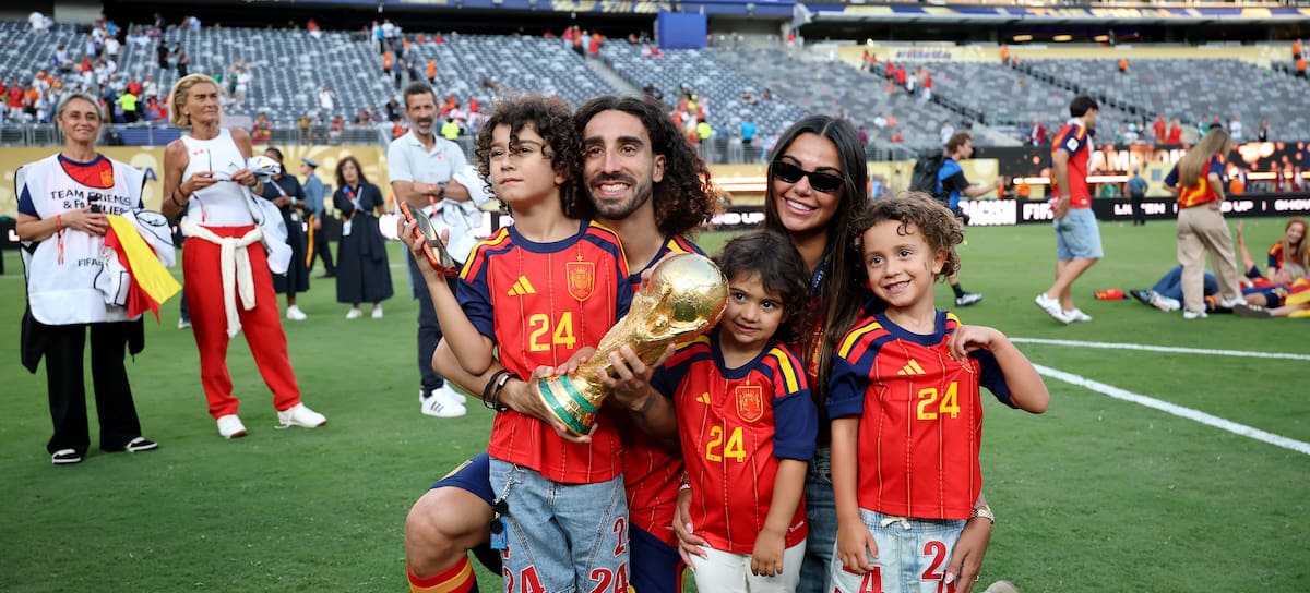 Cucurella junto a su familia tras ganar el FIFA World Cup 2026