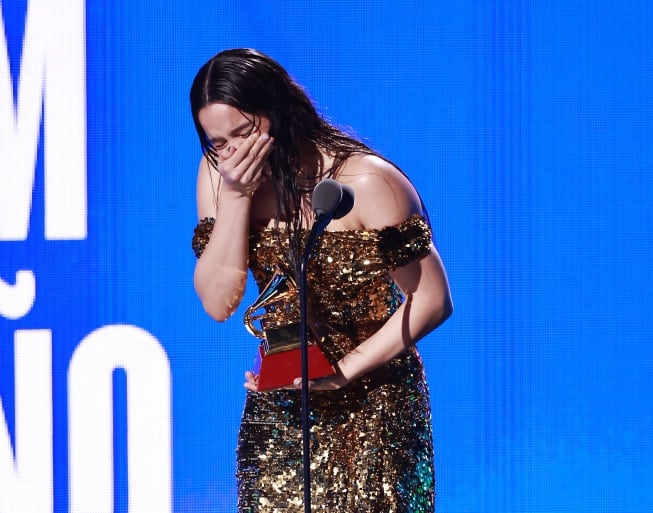 Rosalía recogiendo uno de sus galardones en los Premios Grammy Latinos 2022