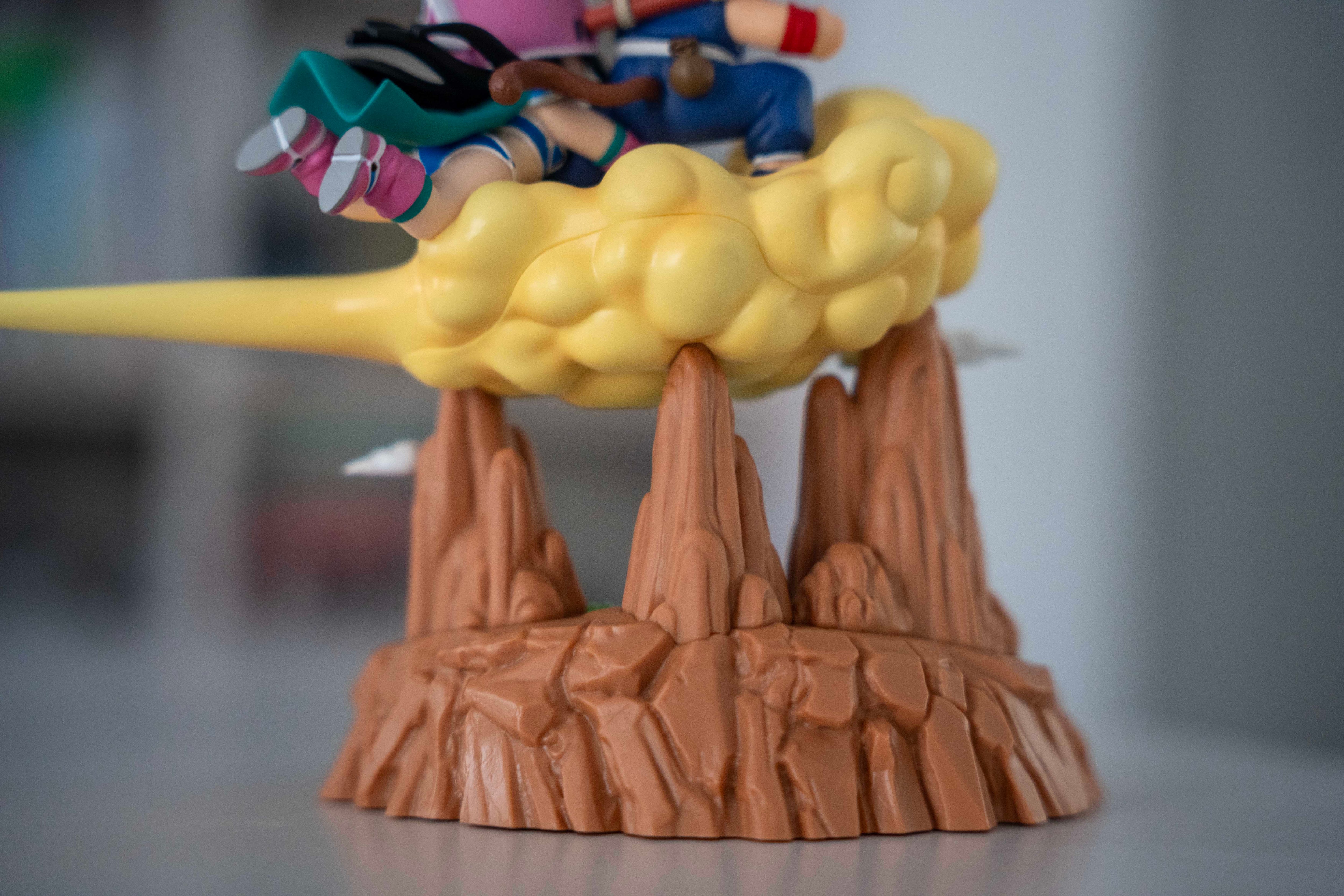 Goku y Chichi vuelan hacia el monte Frypan en la figura más bonita de Dragon Ball que puedes encontrar