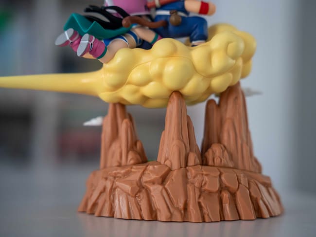 Goku y Chichi vuelan hacia el monte Frypan en la figura más bonita de Dragon Ball que puedes encontrar