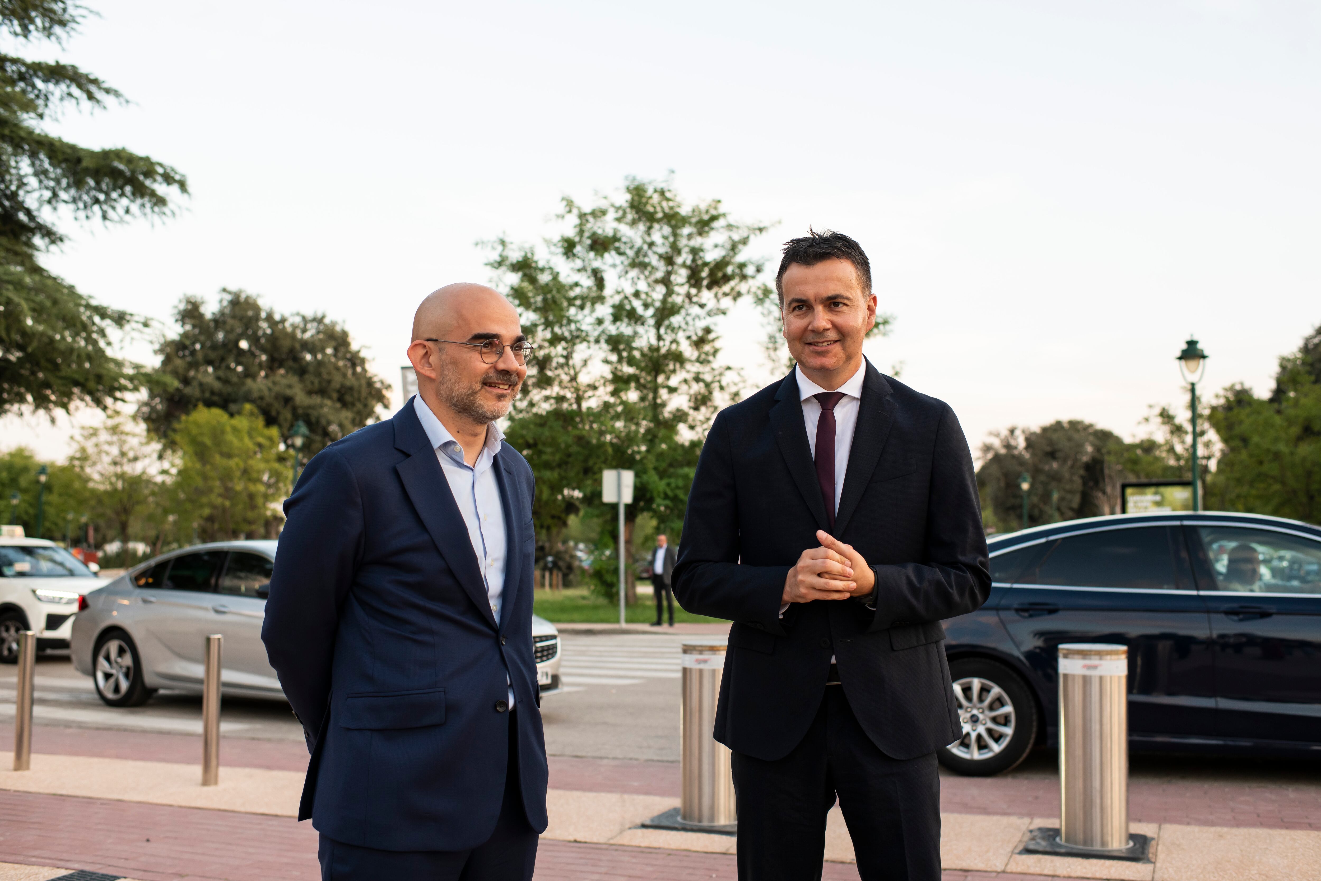 Carlos Nuñez, presidente ejecutivo de PRISA Media junto a Héctor Gómez, ministro en funciones de Industria, Comercio y Turismo.