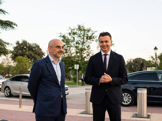 Carlos Nuñez, presidente ejecutivo de PRISA Media junto a Héctor Gómez, ministro en funciones de Industria, Comercio y Turismo.