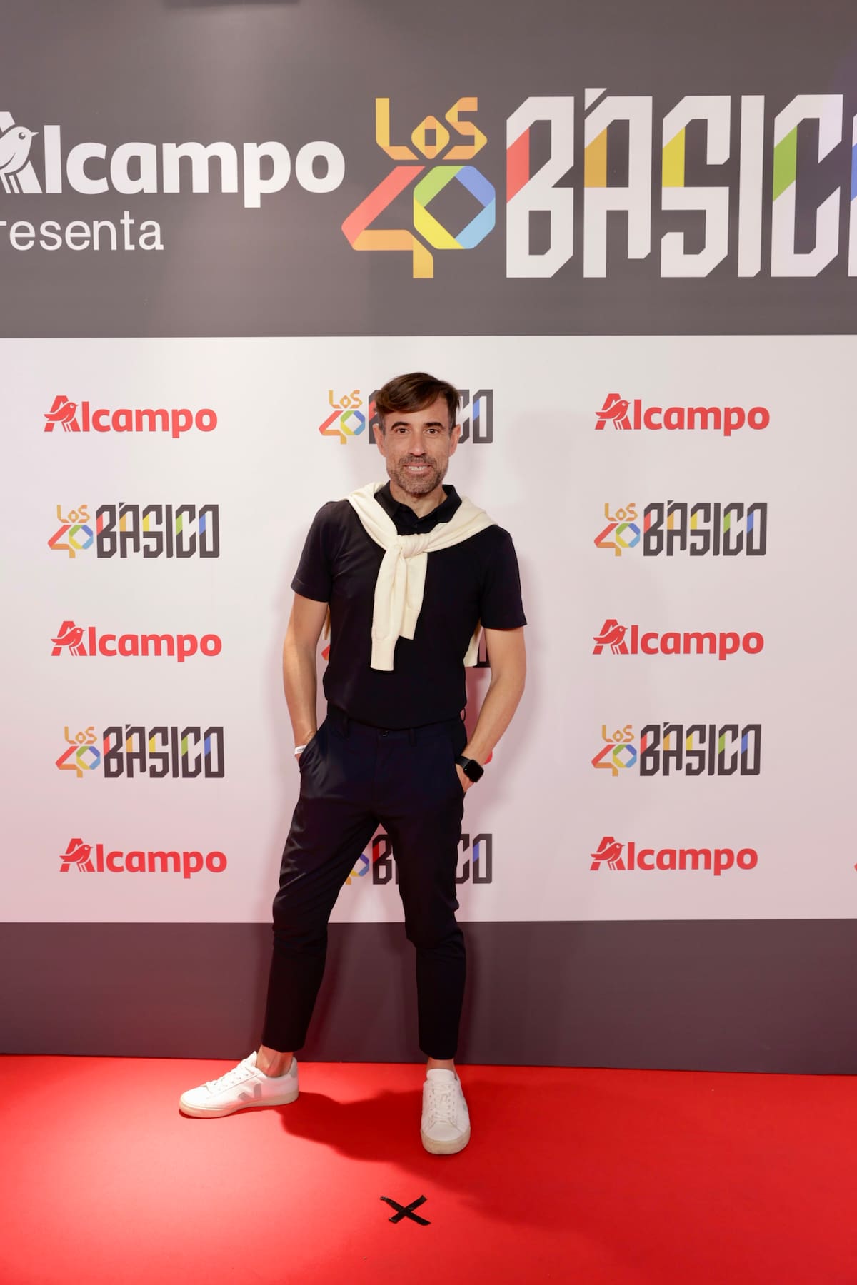 El presentador de LOS40 José Vicens, a su llegada al show en el Teatro Eslava.