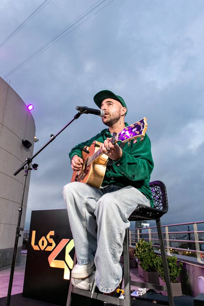 Nil Moliner ofreció un emocionante y emotivo directo para unos pocos privilegiados en Barcelona dentro de la Music Week de nuestros premios.