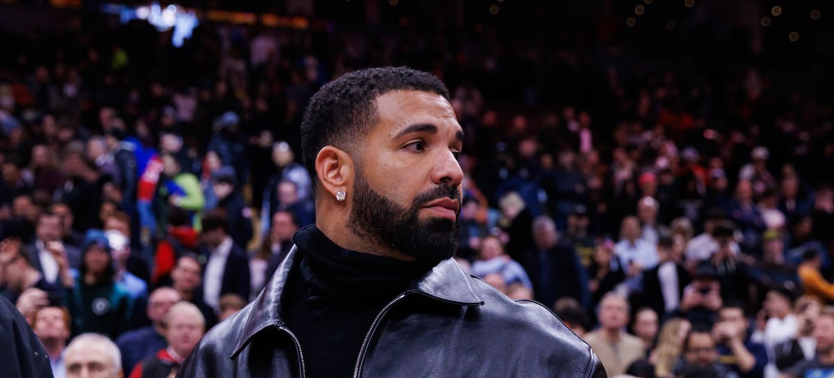 El rapero Drake en el partido de la NBA entre los Toronto Raptors y los Golden State Warriors, celebrado en el Scotiabank Arena el 13 de enero de 2025 en Toronto, Canadá.