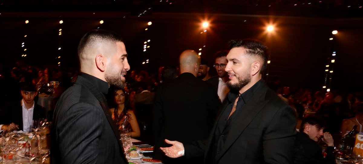 Una de las amistades más consolidadas que hay en el mundo de la música y del deporte. El cantante y el boxeador, con su característico humor, subieron al escenario del Roig Arena para repartir premios a nuestros artistas.