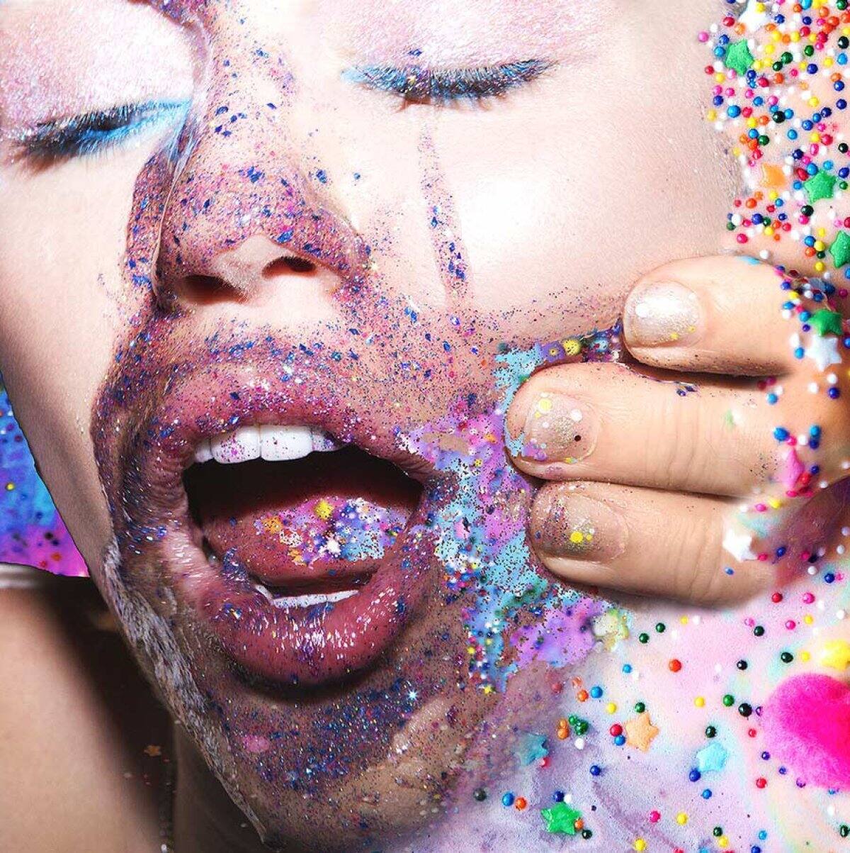 Miley Cyrus siguió dando que hablar en cada uno de sus shows y presentaciones en vivo