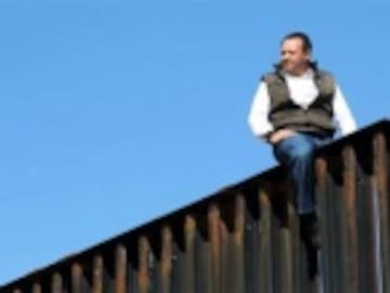 Diputado mexicano escaló el muro de la frontera