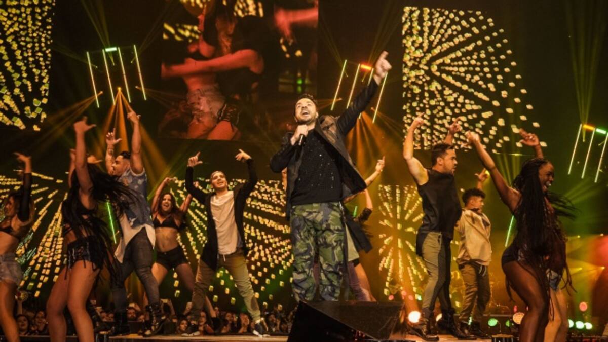 Luis Fonsi pone el ritmo a la noche con "Despacito"