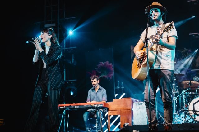 Aitana junto a Morat en el escenario del Wizink Center de Madrid