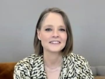 Jodie Foster recoge su Globo de Oro como mejor actriz de reparto en pijama y acompañada de sus grandes amores