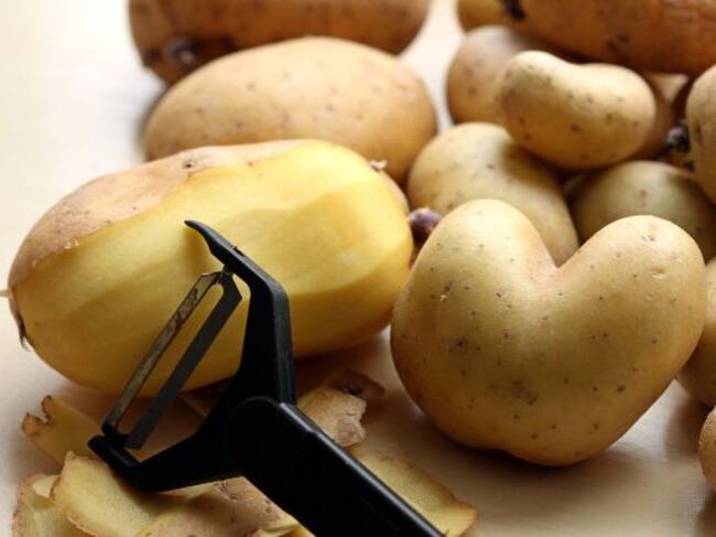 Poner 3 patatas debajo de la cama.