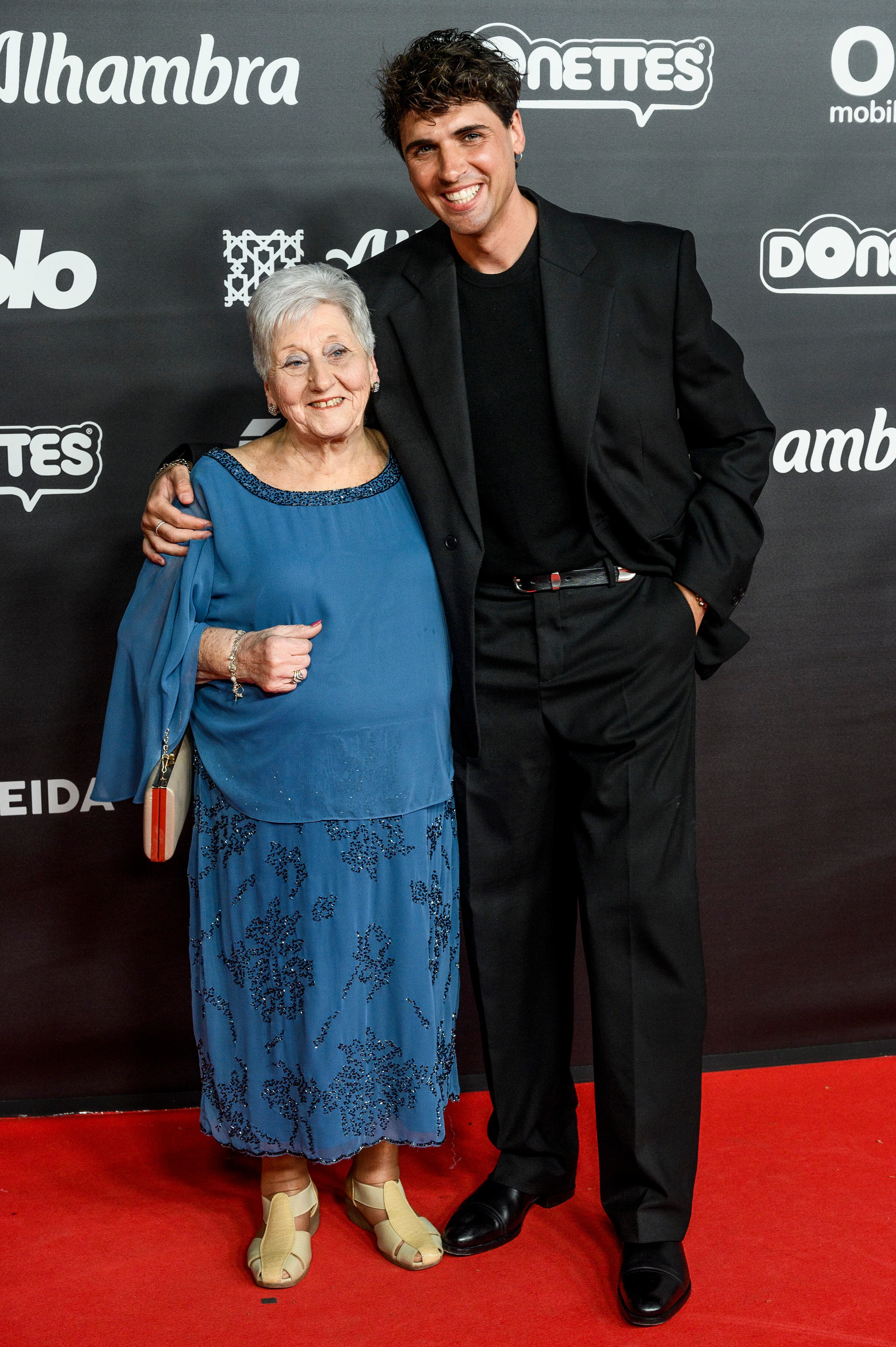 Daniel Illescas ha conquistado a muchos con sus vídeos junto a su abuela y no ha dudado en ir acompañada de ella a esta gala. ¡Qué pareja más tierna!