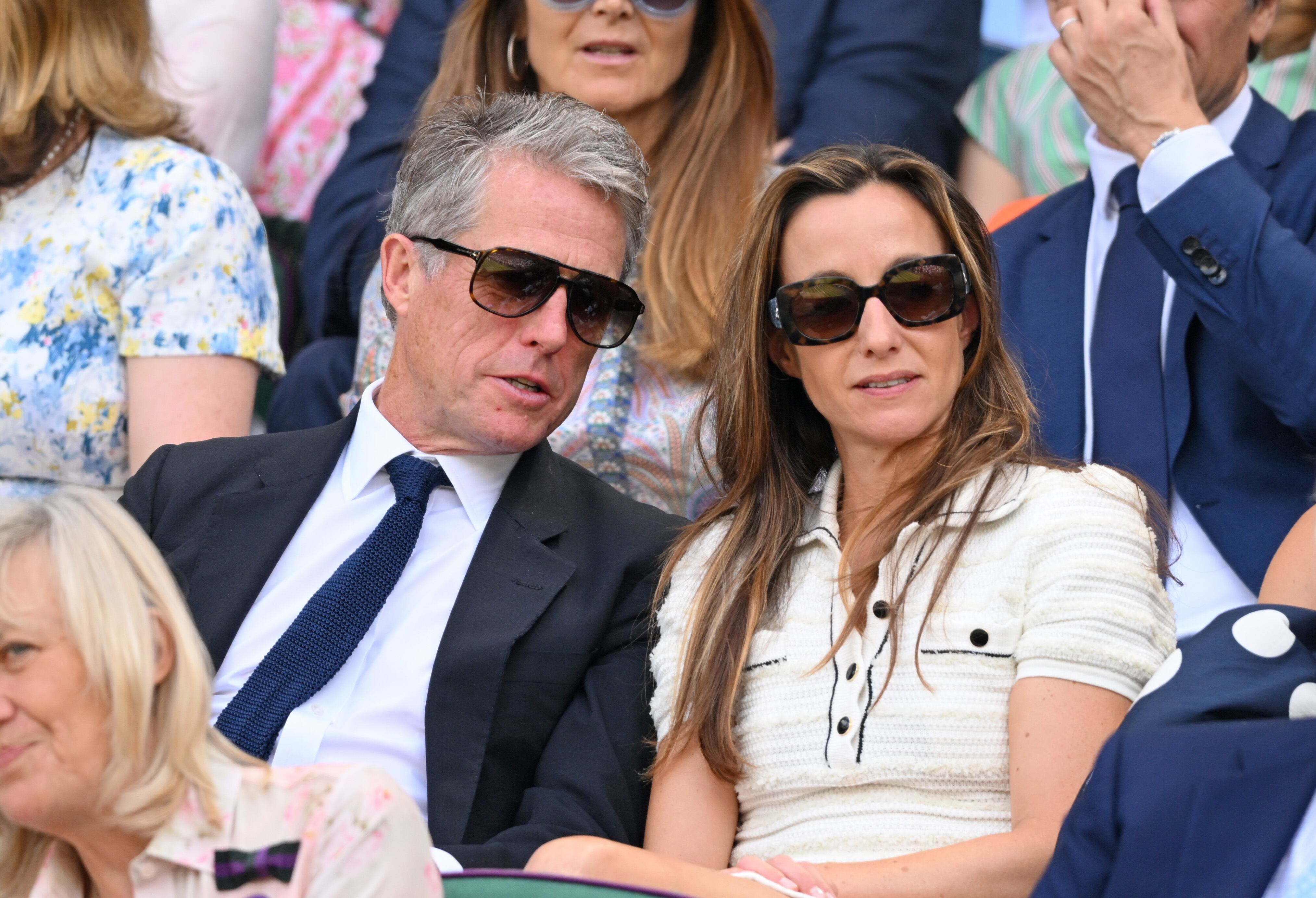 Hugh Grant también acudió con su mujer al palco real de Wimbledon, aunque más que de ellos se ha hablado del sueñecito que se echó el actor durante el partido de Djokovic y Collobi que fue captado por las cámaras. ¡¡¡¡Ya podía haberle avisado su mujer!!!!