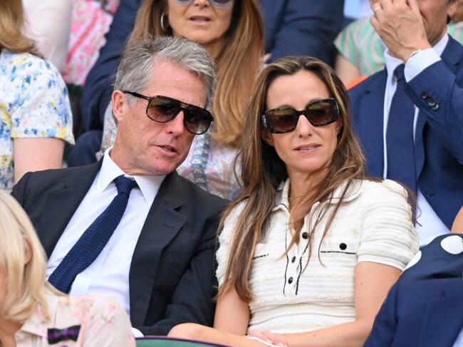 Hugh Grant también acudió con su mujer al palco real de Wimbledon, aunque más que de ellos se ha hablado del sueñecito que se echó el actor durante el partido de Djokovic y Collobi que fue captado por las cámaras. ¡¡¡¡Ya podía haberle avisado su mujer!!!!