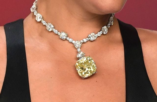 Uno de los diamantes amarillos más grandes del mundo en el cuello de Lady Gaga.