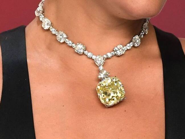 Uno de los diamantes amarillos más grandes del mundo en el cuello de Lady Gaga.