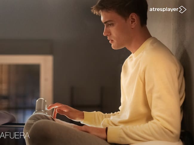 Gabriel Guevara en la serie 'Mar afuera'