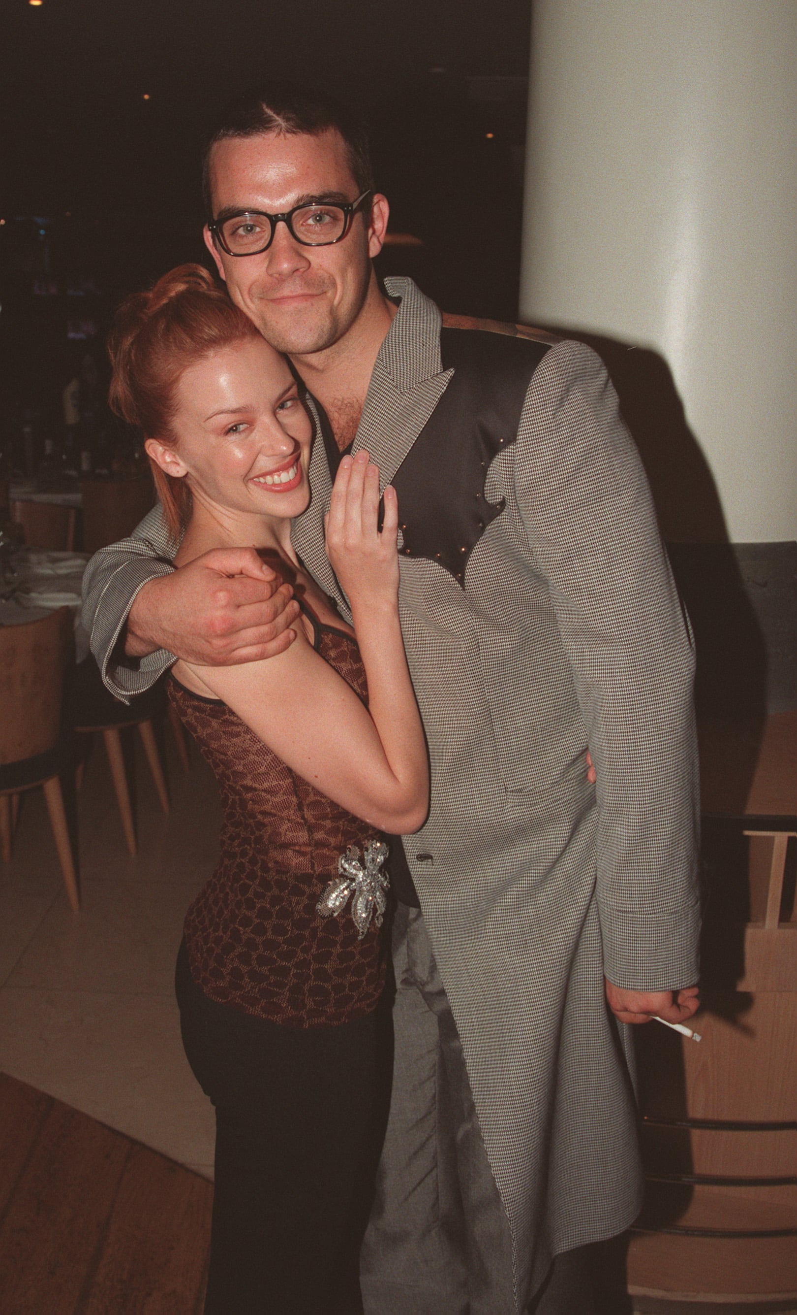 Kylie Minogue and Robbie Williams en una foto de 1998