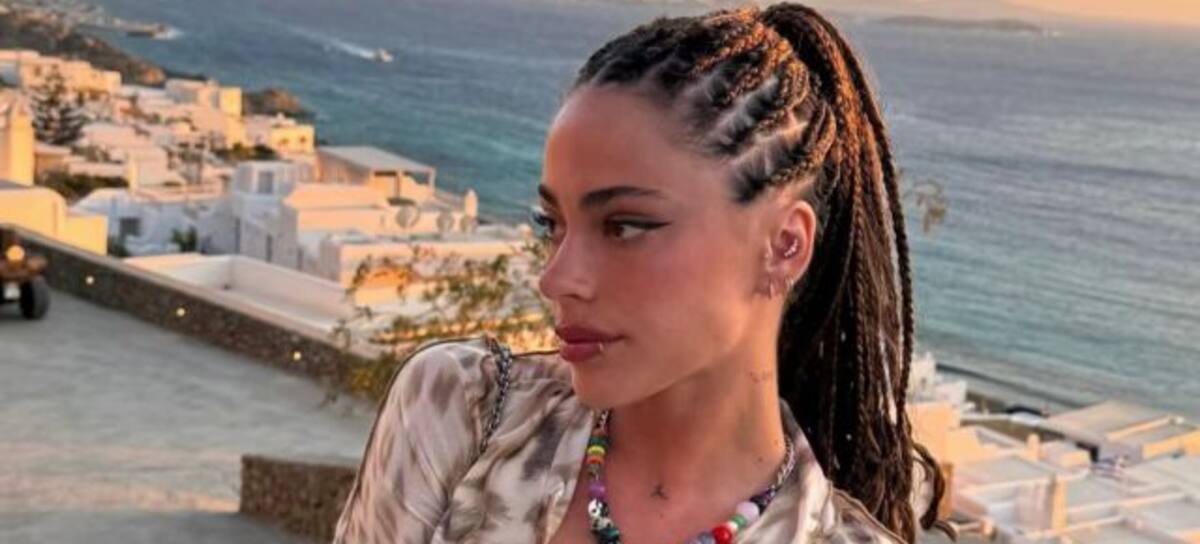 Tini se encuentra en la Isla Capri disfrutando de unas vacaciones.