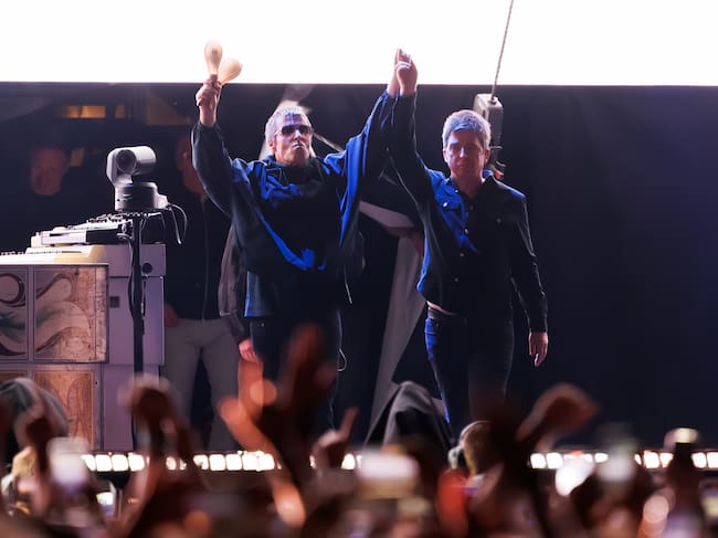 Liam Gallagher y Noel Gallagher de Oasis durante su concierto en Pasadena en el marco de su gira 'Oasis Live '25 World Tour '