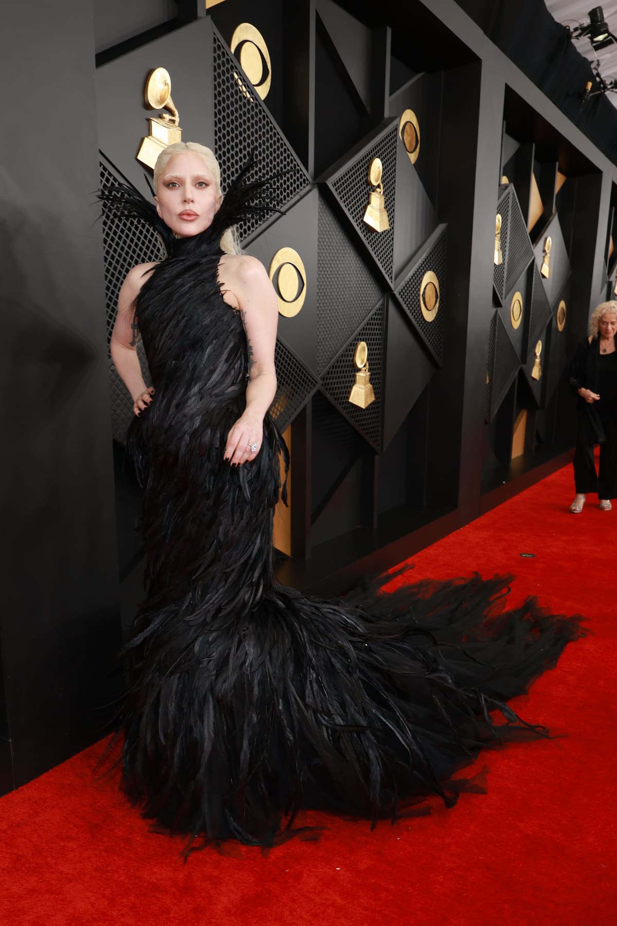 En su versión más gótica, Lady Gaga eligió un diseño custom made de Matières Fécales. Vestido negro de cuello alto con falda con cola cubierta de plumas. Ella, siempre un acierto si hablamos de moda.
