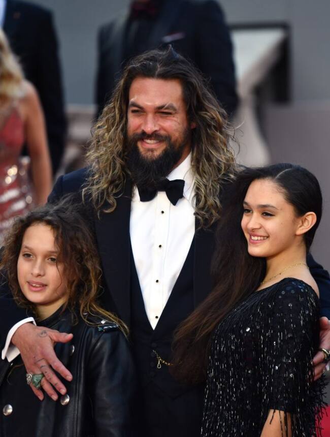 Jason Momoa llevó a sus hijos al estreno de 'Tiempo para morir'.