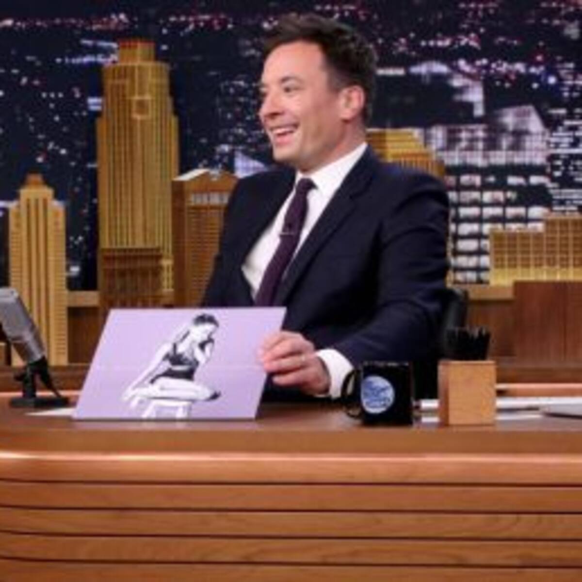 Jimmy Fallon y Ariana Grande conversan usando sólo letra de canciones
