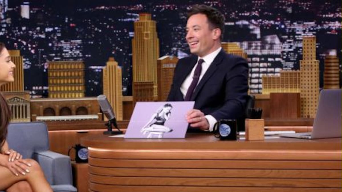 Jimmy Fallon y Ariana Grande conversan usando sólo letra de canciones
