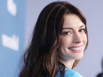 ANNE HATHAWAY "DESTROZA" A KELLY CLARKSON HACIENDO SU MEJOR VERSIÓN DE 'SINCE U BEEN GONE'