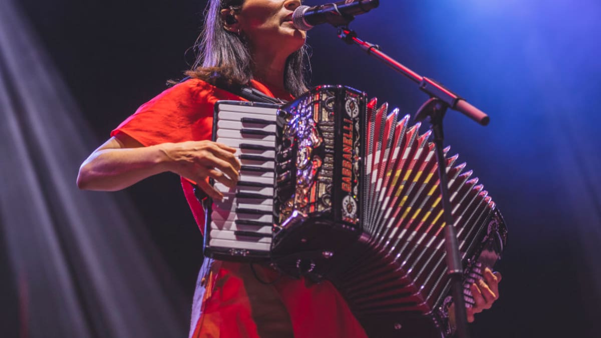 'Tengo que contarte' de Julieta Venegas y Natalia Lafourcade: una conversación entre amigas convertida en ranchera