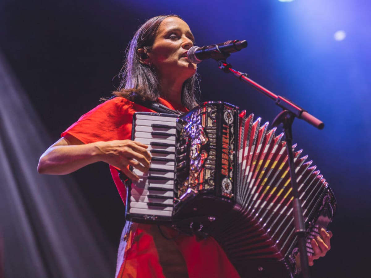'Tengo que contarte' de Julieta Venegas y Natalia Lafourcade: una conversación entre amigas convertida en ranchera