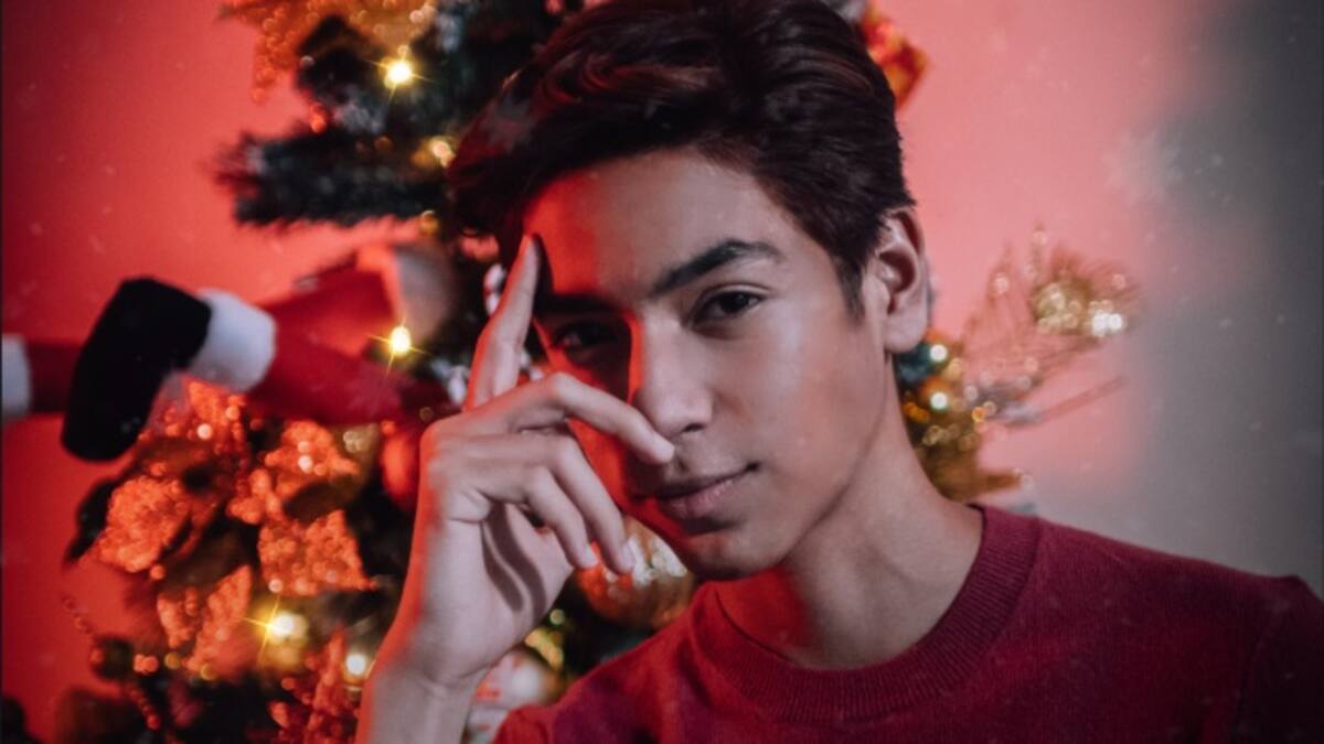 Kevin Hilton le canta a la Navidad